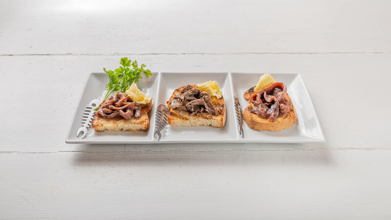 Alici in Degustazione dei 3 Mari Servite con Pane Caldo e Riccetti di Burro 