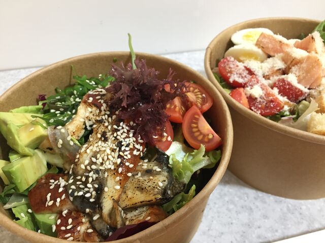 Салат з печеним вугрем ,хіяші вакаме, авокадо,
та салат Цезар з лососем гриль!