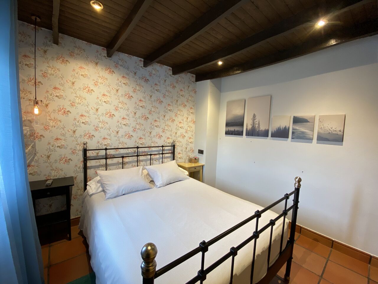 HABITACIÓN 2. Hab. Doble con baño compartido. Ideal para familias de 3 o 4 miembros junto con la Hab. 1.