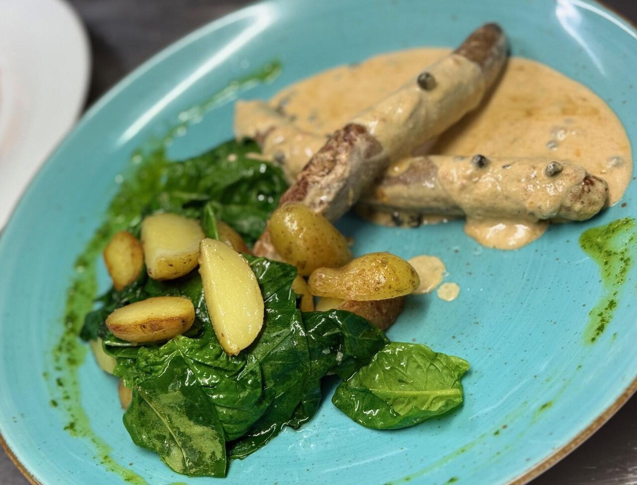 Salsiccia con salsa di pepe verde & Kartoffel-Spinat