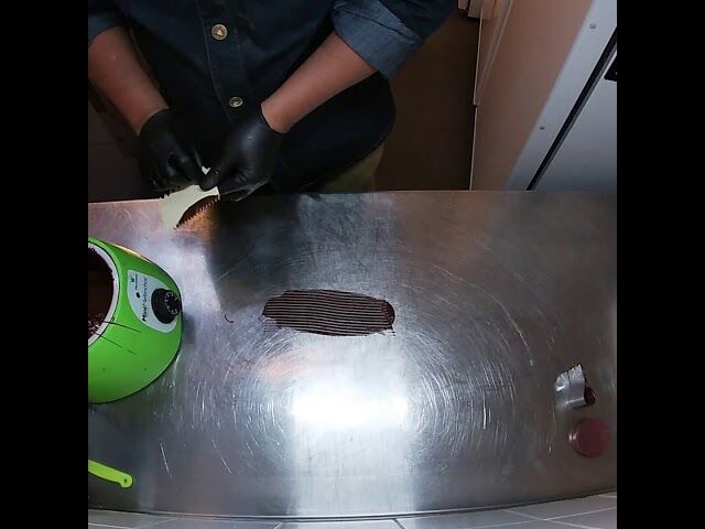 Une boule de Noël.
Confection d'un entremet glacé pour les fêtes.