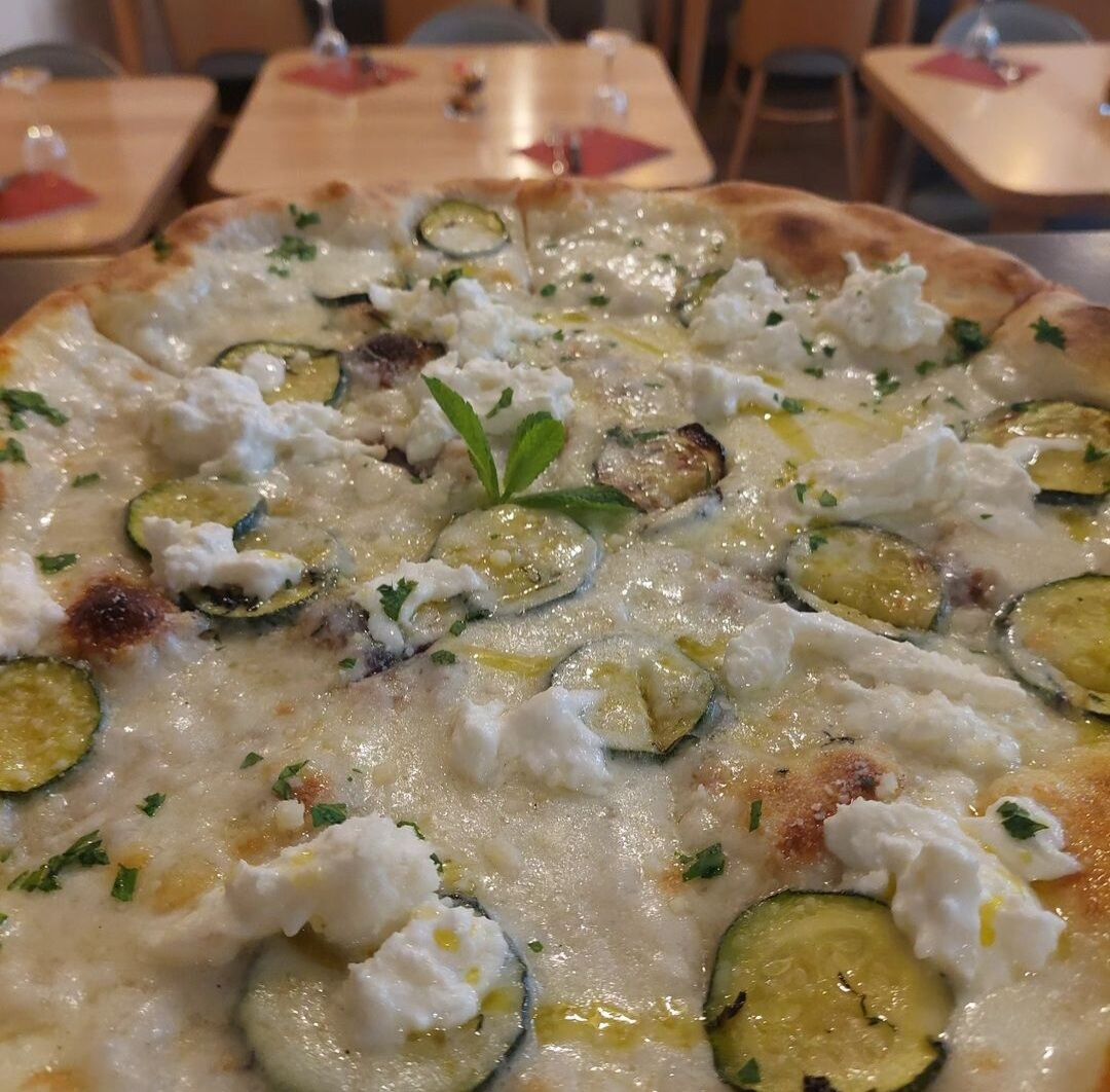 Pizza bianca con zucchine e stracciatella