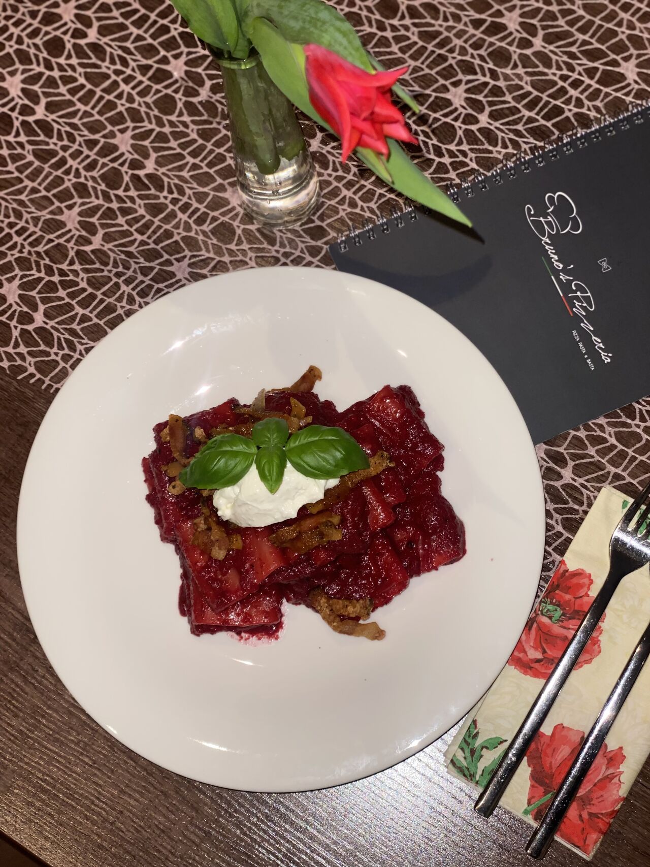 Paccheri Rote Beete Sugo mit Guanciale & Ricotta