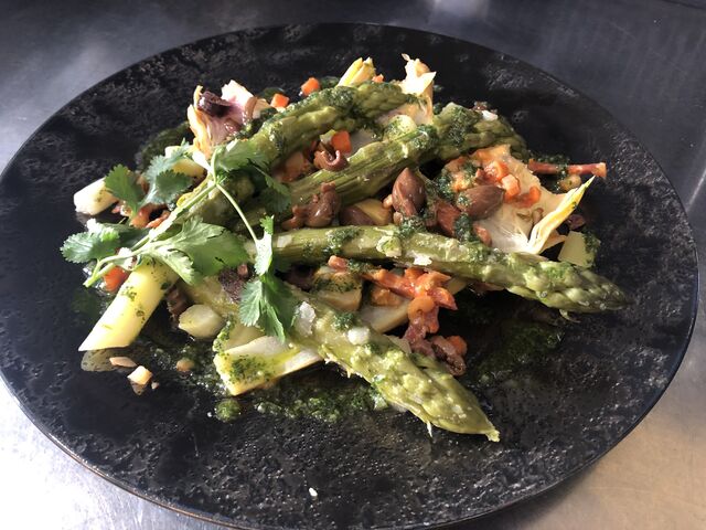 Duo d'asperges et barigoule d'artichaut