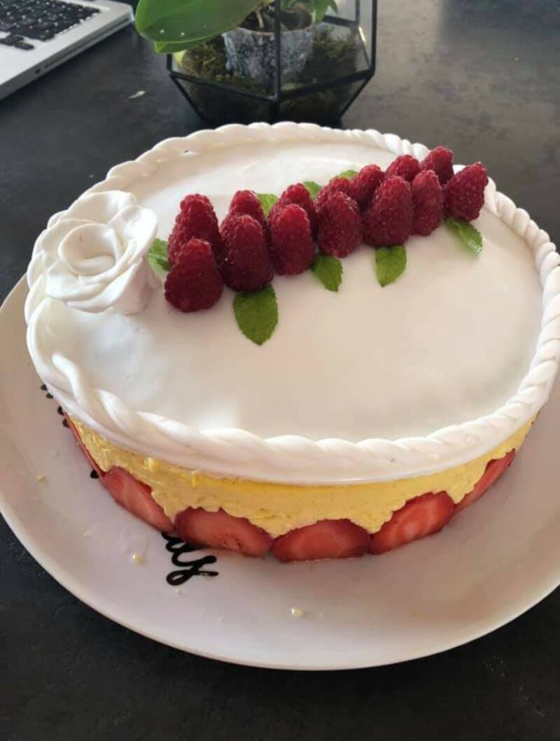 Fraisier avec une génoise , une crème diplomate et des fraises et décor en pâte à sucre.