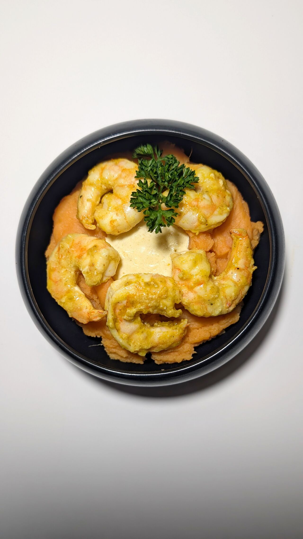 Purée de patate douce, crevettes et sauce curry