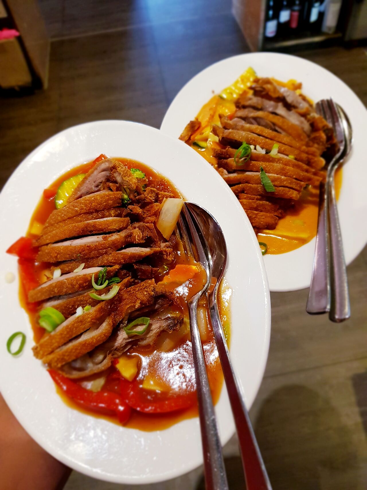 Unsere Ente gibt es zu allen Soßen - hier mit Süß Sauer Soße und mit roter Thai Curry Soße