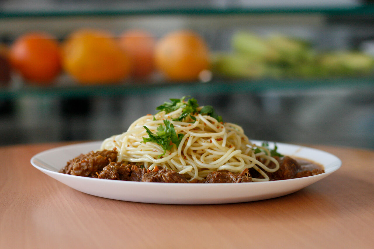 vitela estufada com esparguete