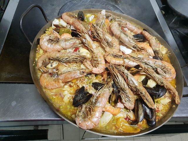 Tous les jeudis, spécialité maison ( tête de veau, paella royale, choucroute royale, couscous, etc..) sur la photo paella royale