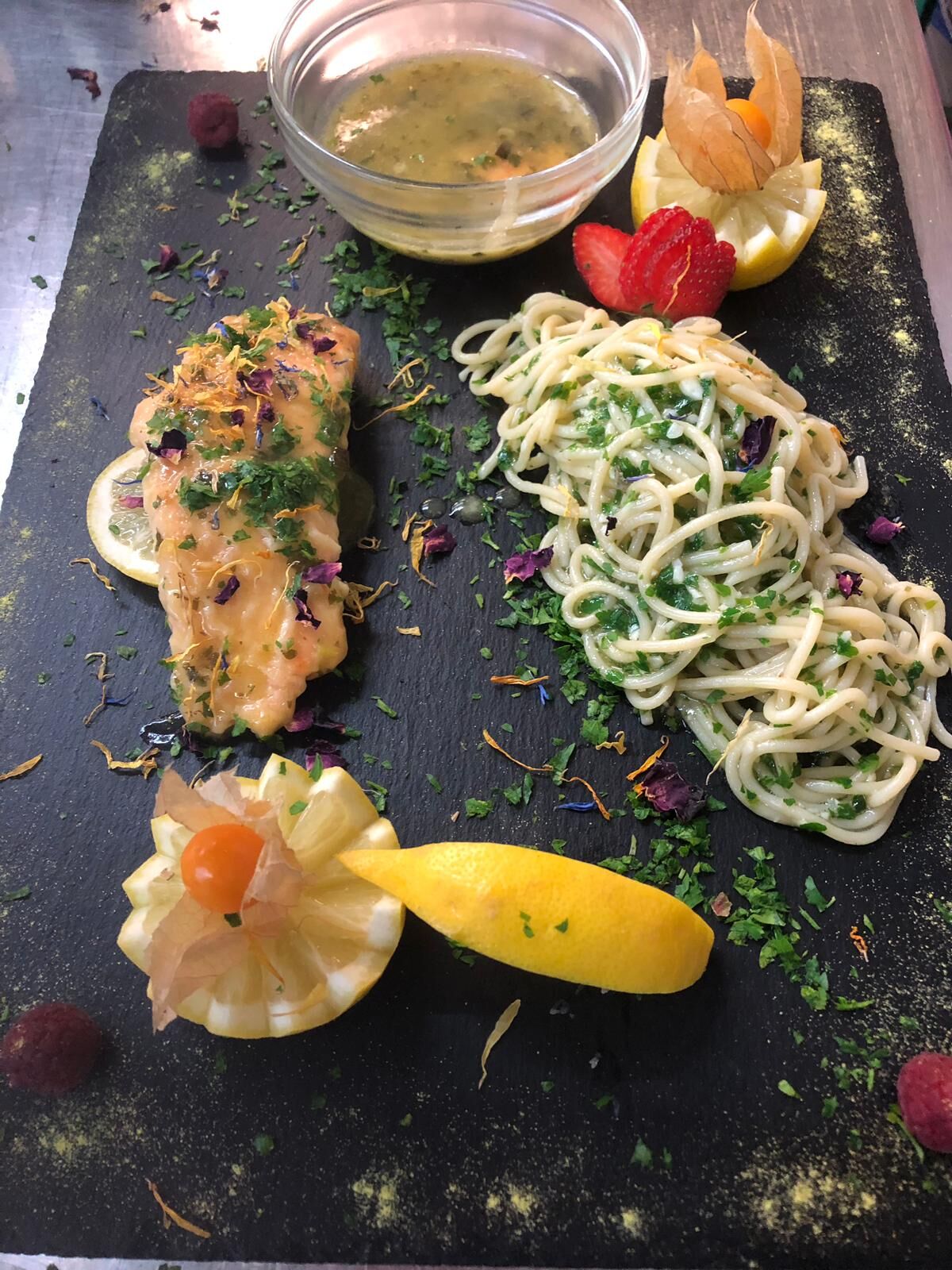 Lachs in Orangensauce mit Knoblauchspaghetti
