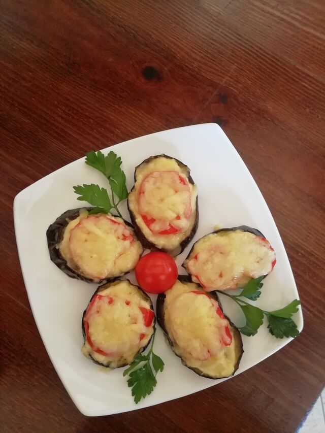 Баклажаны запеченные под сыром сулугуни 