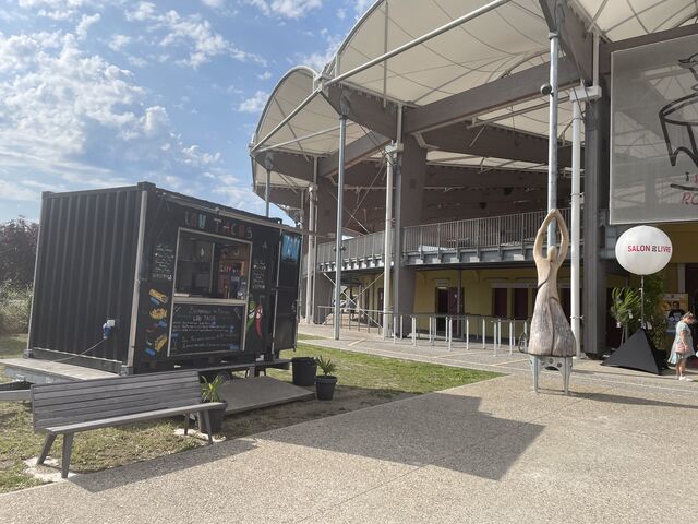 Devant les arènes de parentis!