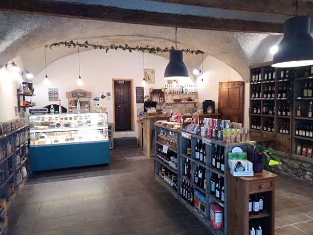 Le coin produits régionaux : Fromages, saucissons, liqueurs, confitures ... et bien d'autres 
