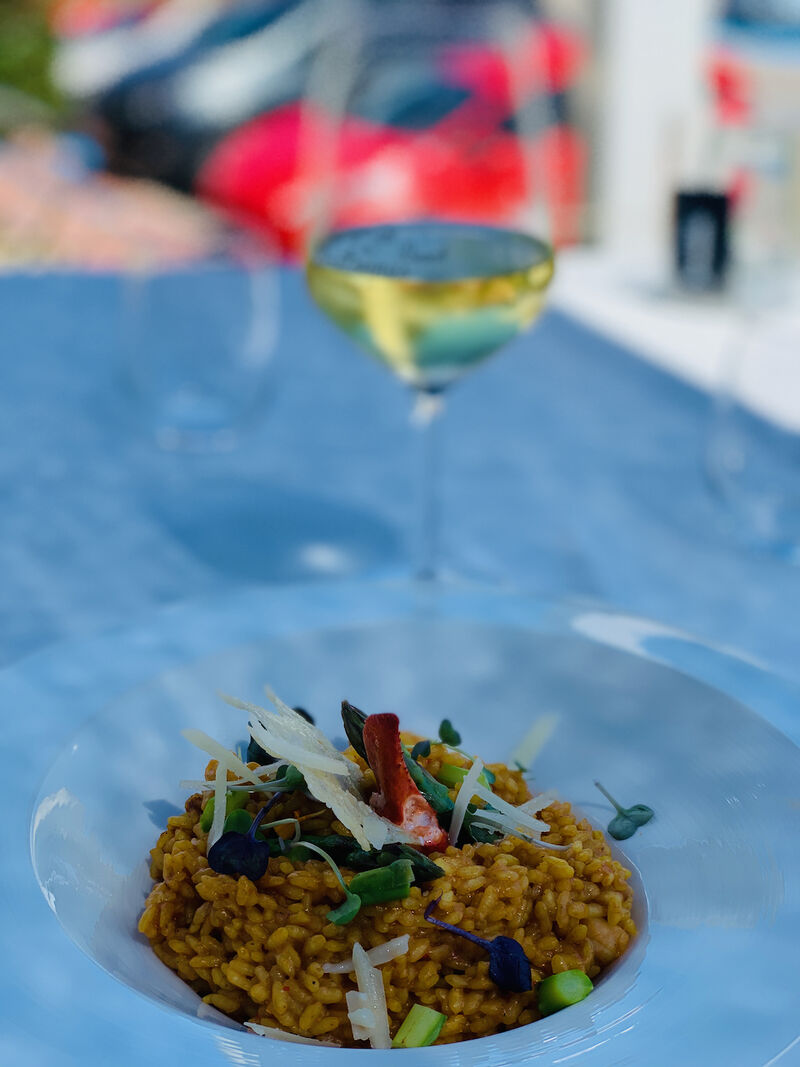Risotto de bogavante al safran con verduras de temporada y crujiente de Parmesan viejo