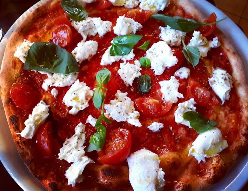 Pizza Buffalina mit Büffelmozzarella, Cherrytomaten und Basilikum 