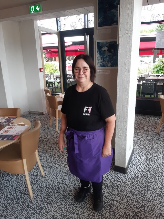 Véronique, Serveuse en Salle