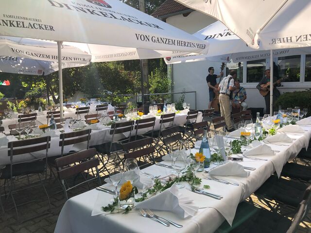 Unser Biergarten bietet Platz für 180 Gäste.