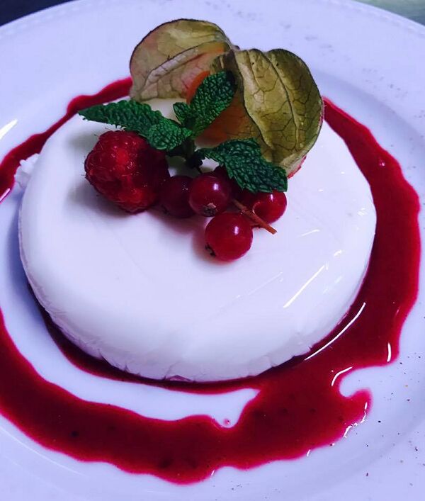 Blanc mangé à la menthe et son coulis de fruits rouges