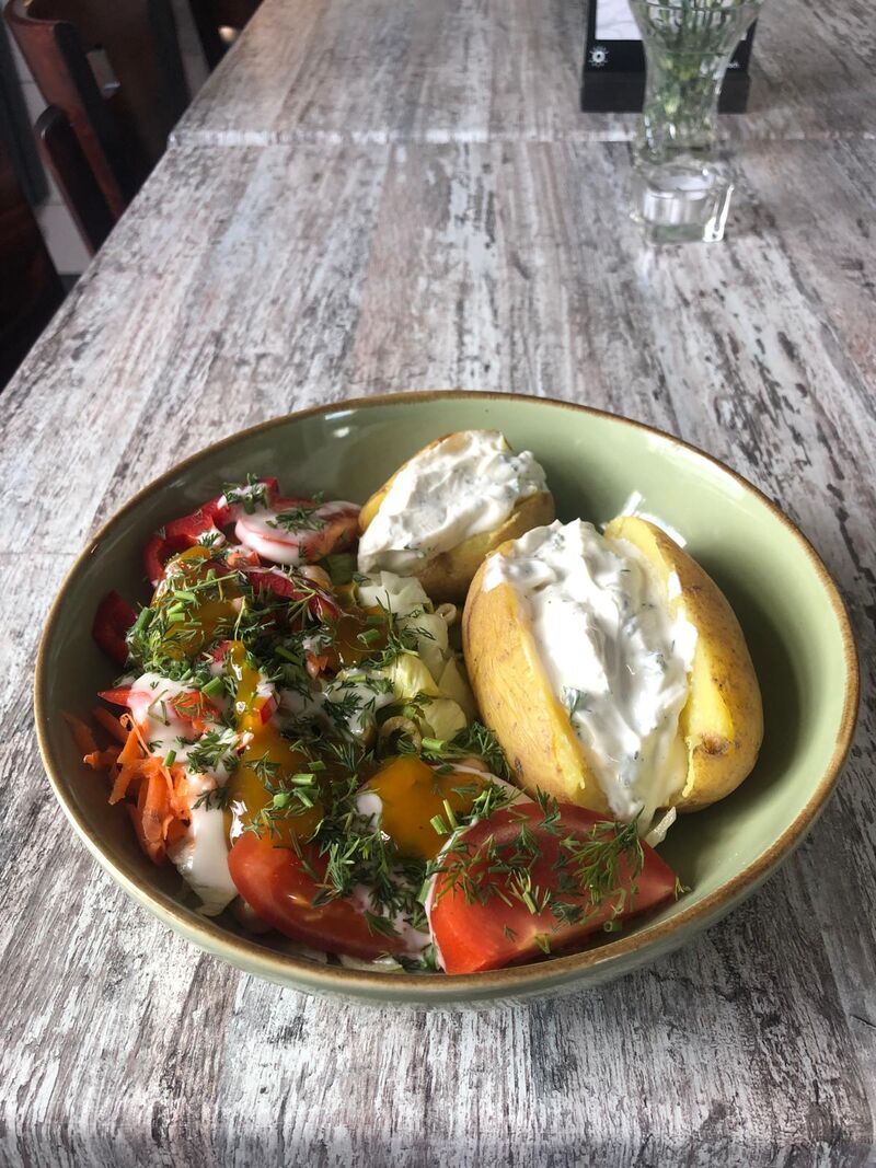 Ofenkartoffel mit Salat