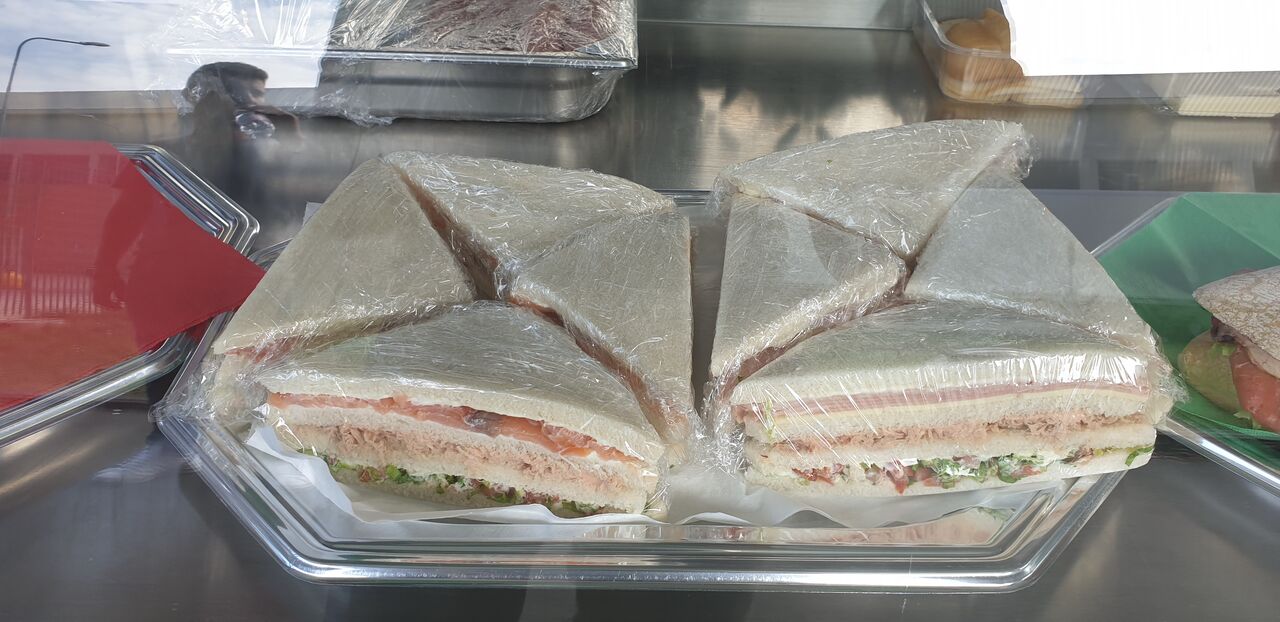 Tramezzini di nostra produzione in 2 varianti... insalata/pomodoro mayonese+tonno/salsa rosa+cotto/fontina o salmone affumicato