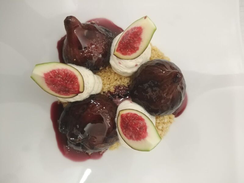 Figues Pochée Vin Chaud / Crumble de Sésame / Ganache Montée Vanille / Figues Fraiches