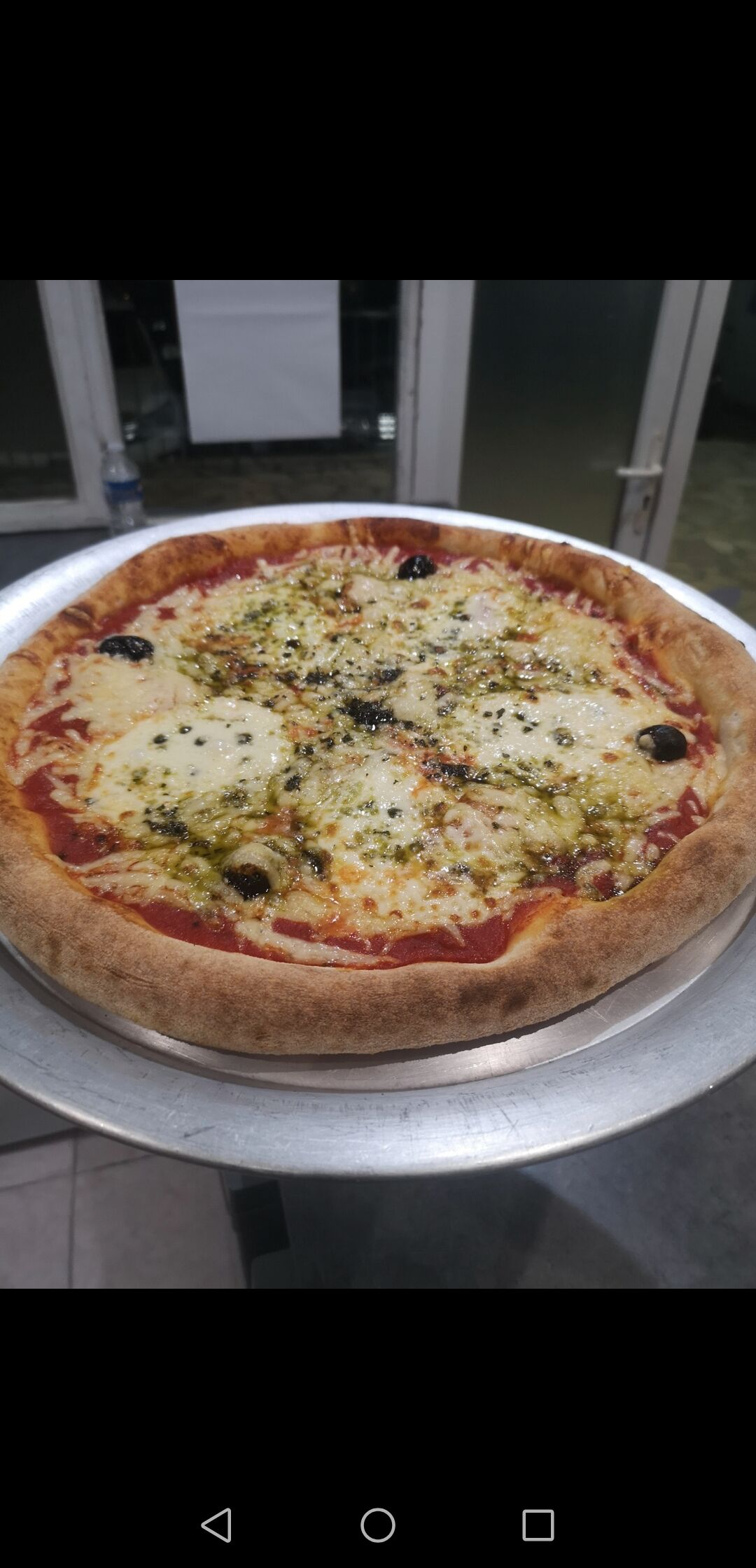 La giulian (base sauce tomate, tomates fraiche, pesto, emmental, mozzarella) 