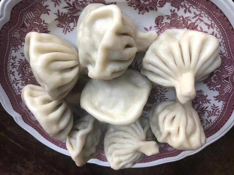 KHINKALI MIT FLEISCH – gekochte georgische Dumplings (5 Stück), gefüllt mit gemischtem Hackfleisch, Koriander & Chi