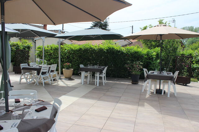 Venez déguster votre repas sur notre terrasse calme et ombragée...
