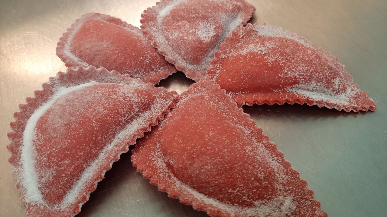 Mezzelune Viola ripiene di ricotta radicchio e speck