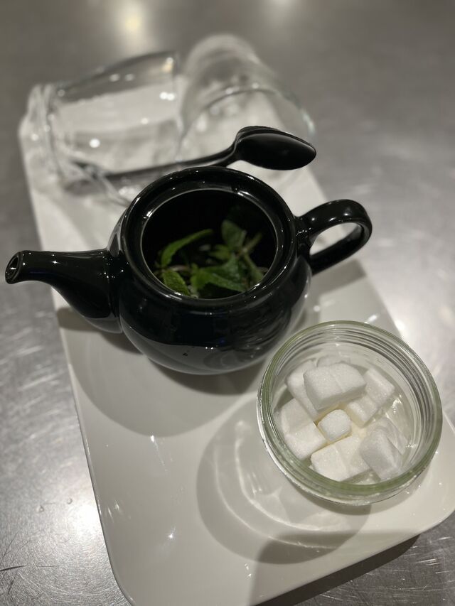 infusion de kinkiliba et accompagnée de sa menthe idéale pour la digestion