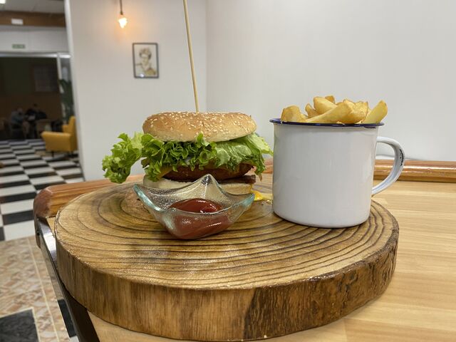 ¿Y por qué no, una rica hamburguesa??? Ven a visitar y prueba nuestra hamburguesa clásica. 