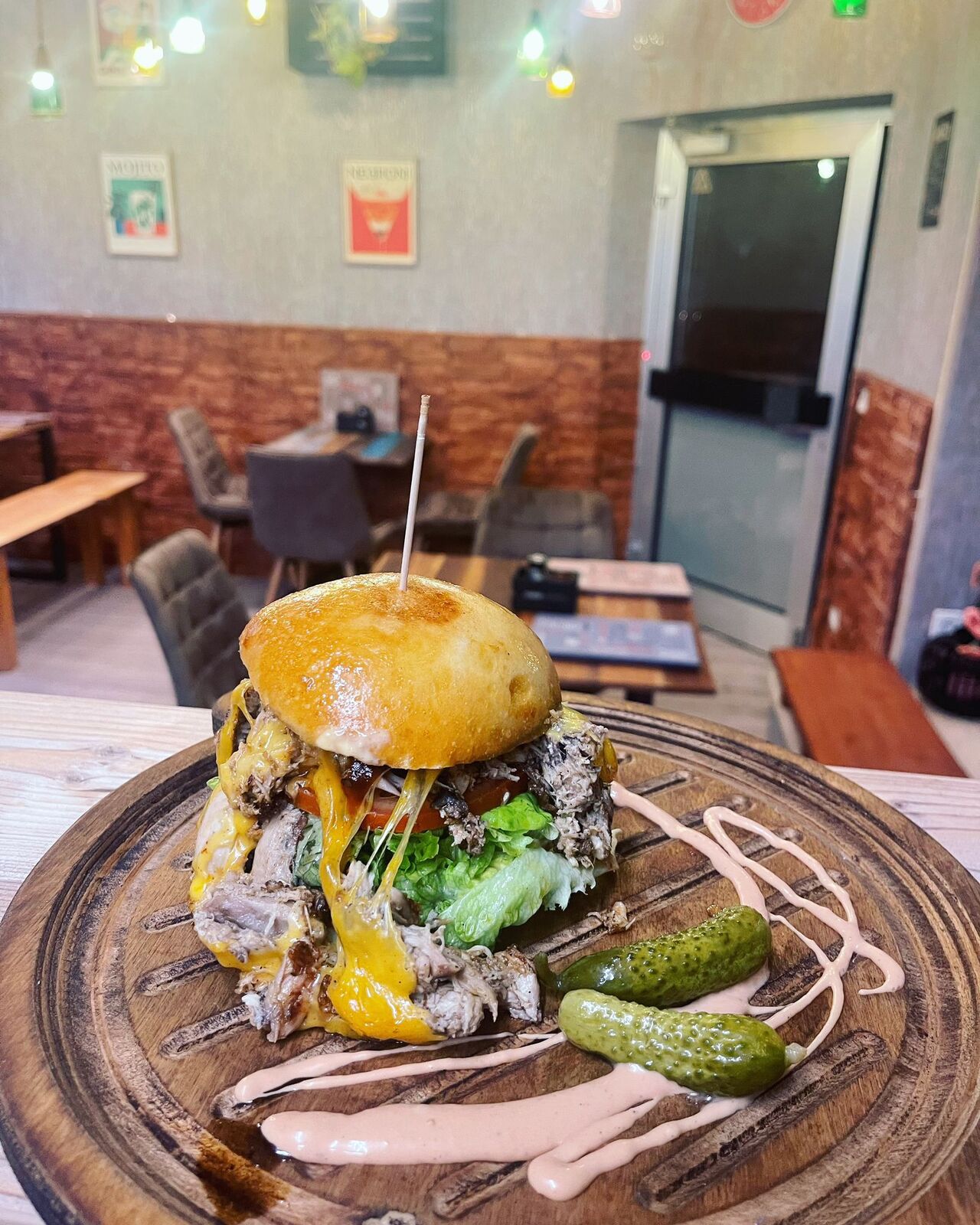 Probieren Sie unsere köstlichen Cheeseburger...