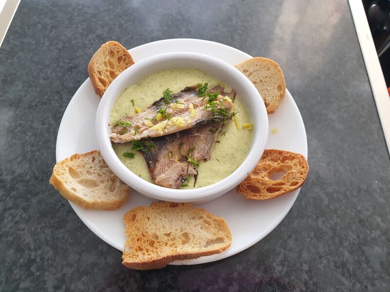 Cassolette de chantilly au pesto et ses sardines fumées 