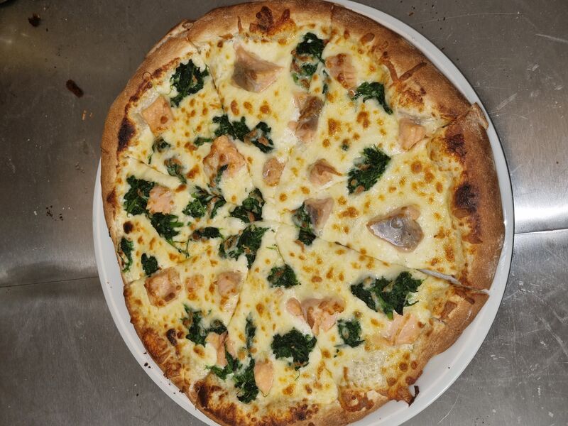 Lososová Pizza - 239,- kč - Česnekosmetanová omáčka, špenát, losos, mozzarella