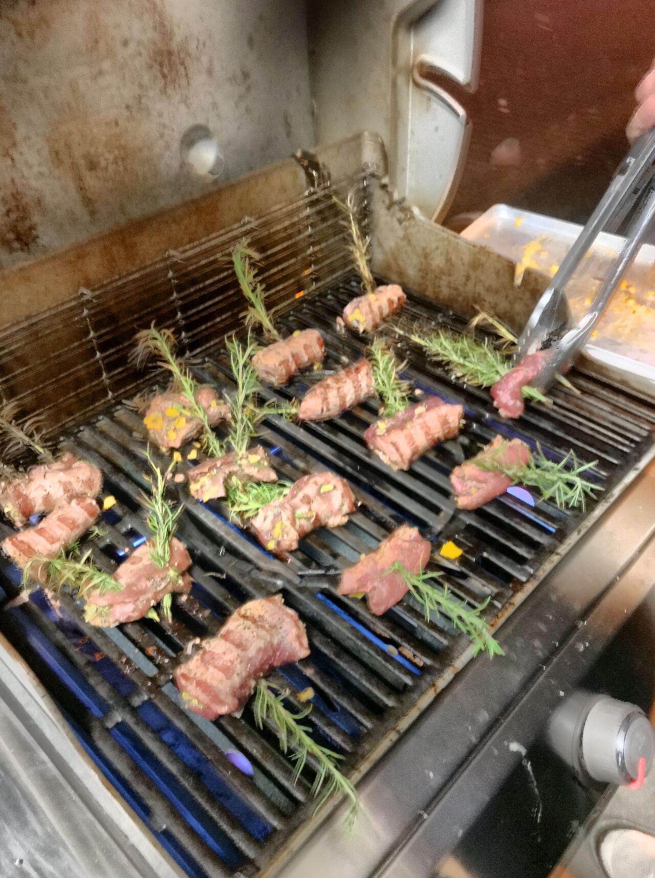 Lammlachse mit Rosmarin