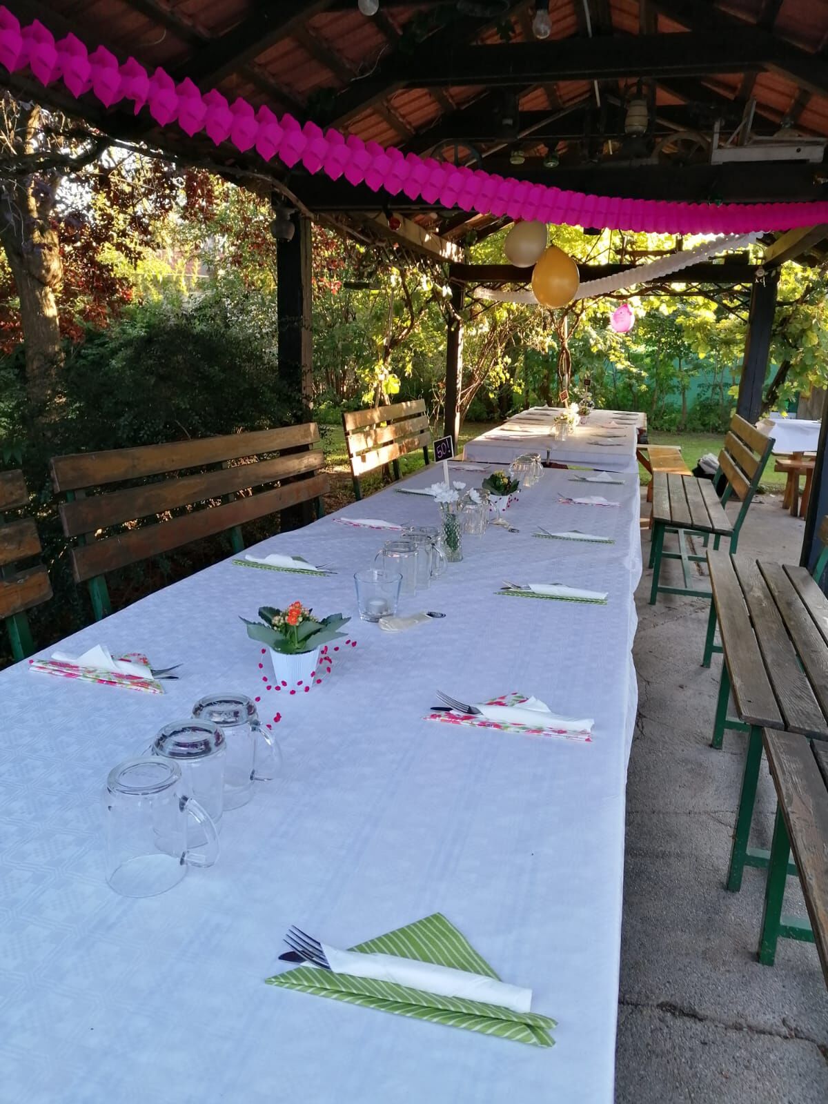 Laube dekoriert für Geburtstagsfeier