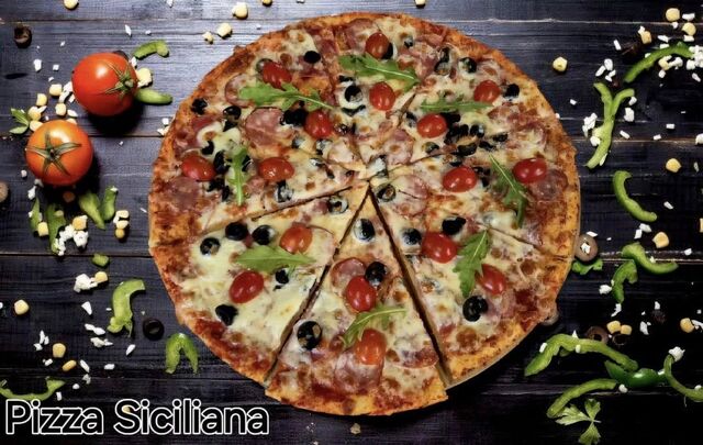 Sos rosii, mozzarella, salam, cârnați, măsline, rosii cherry, rucola.