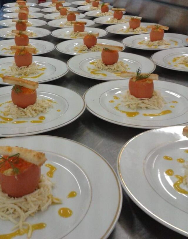 Œuf brouillé au saumon et aneth dans sa coquille sur son nid de céleri