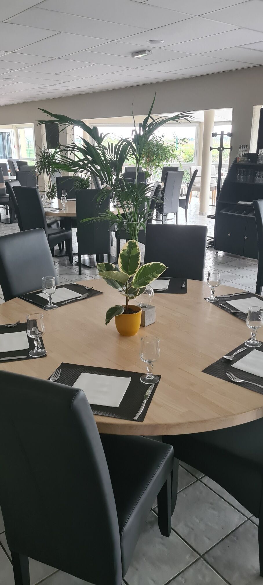 Notre salle avec ses tables espacées pour une confidentialité assurée