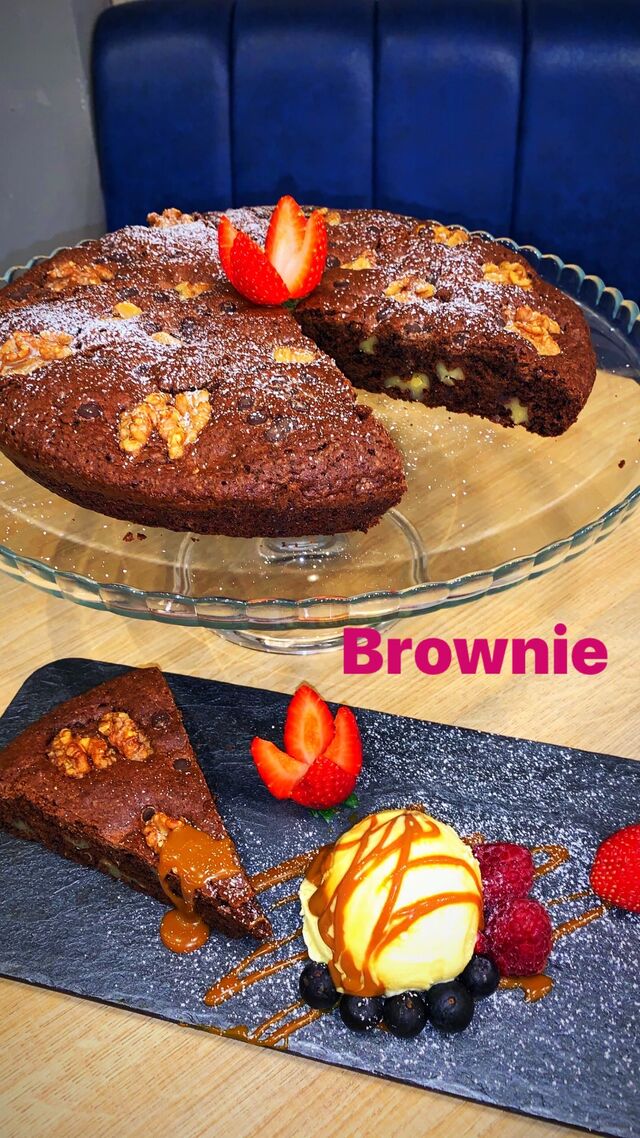 Delicioso brownie con helado de vainilla