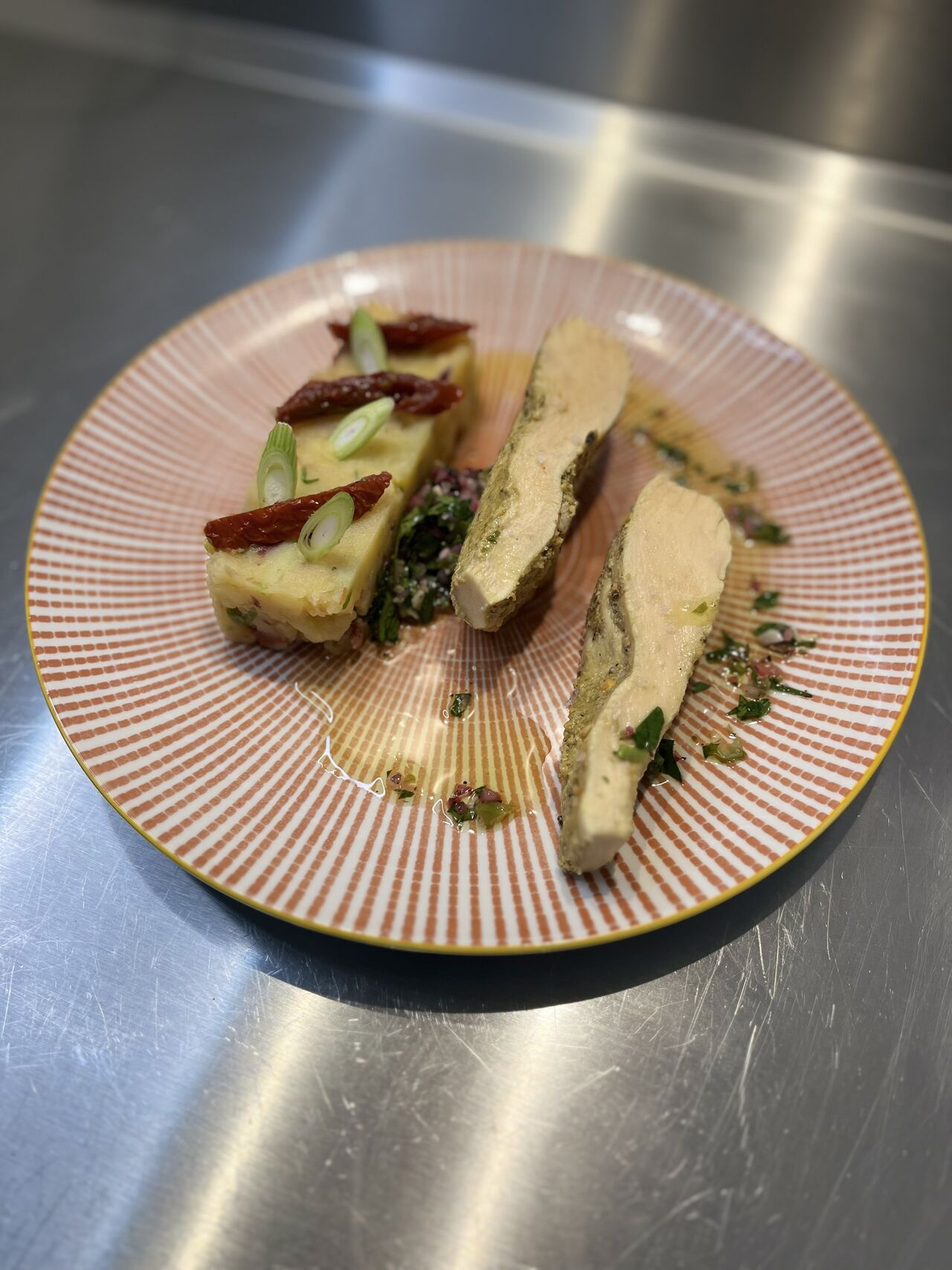 Suprême de poulet, écrasé de pommes de terre sauce chimichurri 