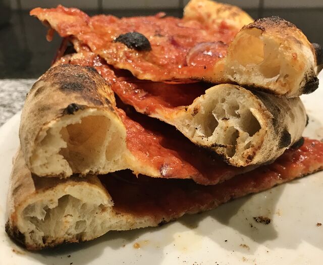 Une pâte au levain pour des pizzas légères et digestes.
(Restaurant Nossa, Pizzeria & Bar à vin à Sète)