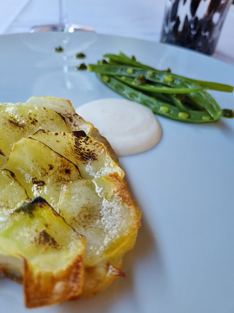 Rombo in crosta di patate, provola liquida, fagiolini al pesto di basilico
