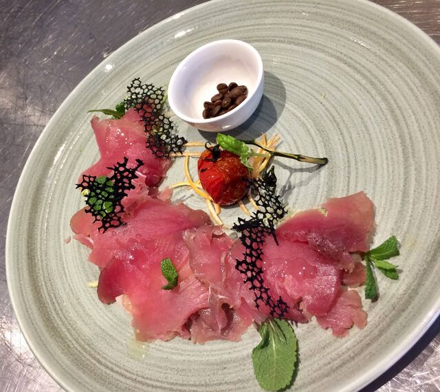 carpaccio di tonno marinato con sambuca e caffè