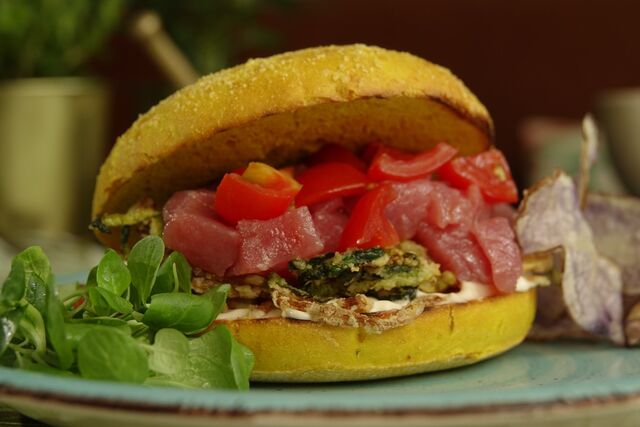 Panino alla curcuma
? Maionese alla salsa Sriracha
? Pomodorino ciliegino
?Tartare di tonno
? Spaghetti di zucchina fritti