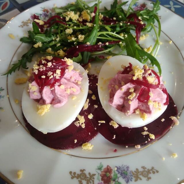 Oeuf façon mimosa à la betterave.