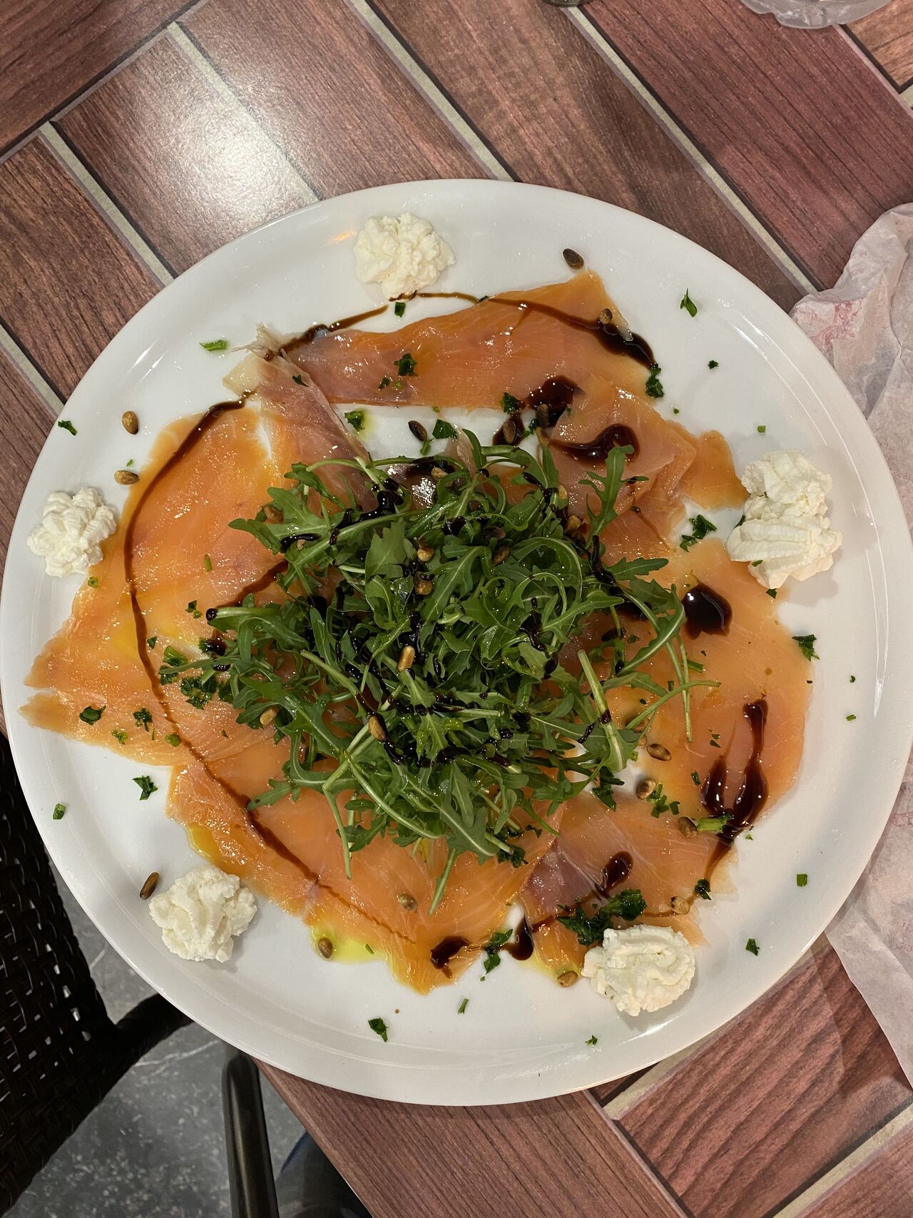 Fraicheur du carpaccio de saumon et sa roquette
