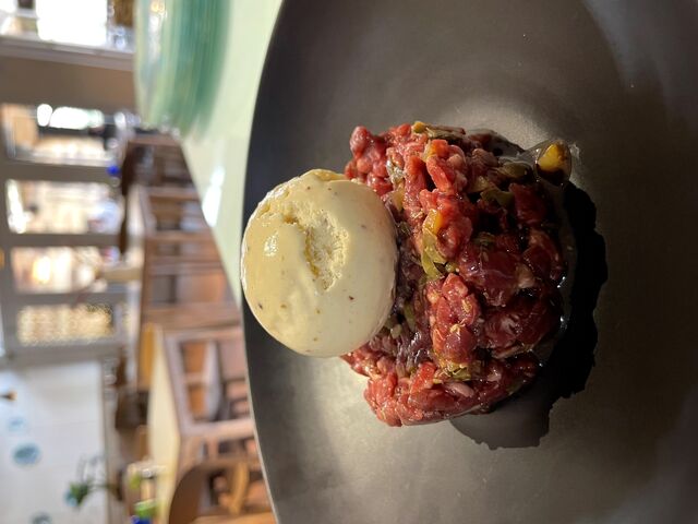 Steak tartar con helado de mostaza