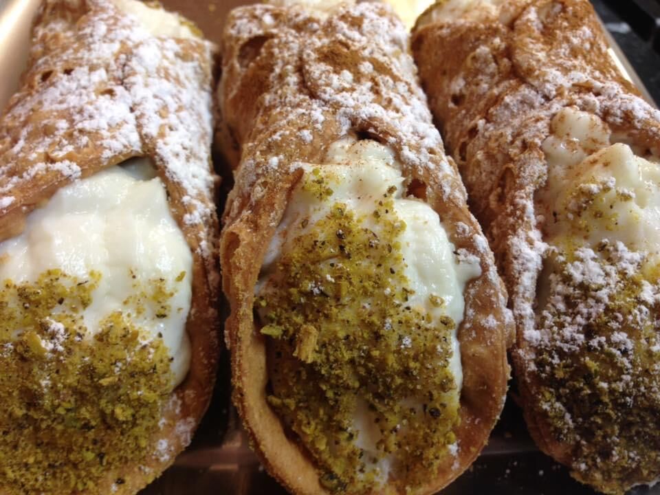 Cannolo con ricotta e pistacchio di Bronte