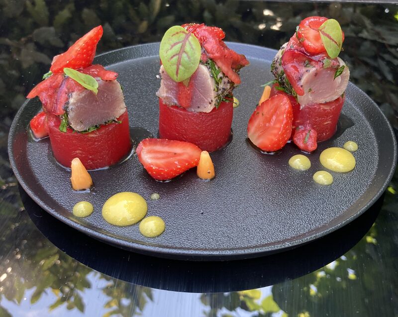 Thon aux herbes et pavot, pastèque compressée, pickles d’oignons et de fenouil, coulis de fraise